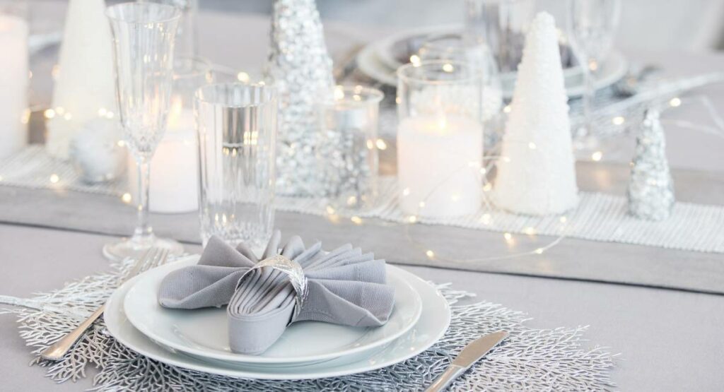 Décorer une table pour recevoir des amis : conseils et astuces